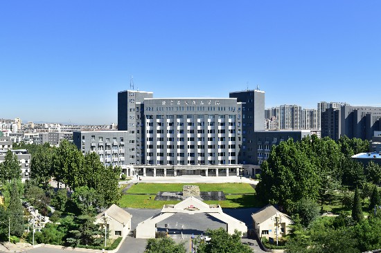 北京石油化工學院主樓(攝影:張世英)