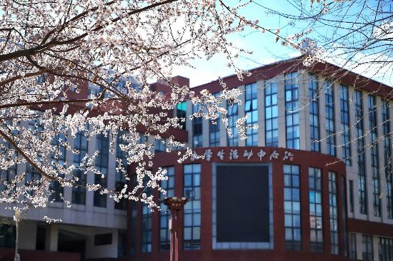 首都師范大學夏晨廣場山桃花掩映中的大學生活動中心