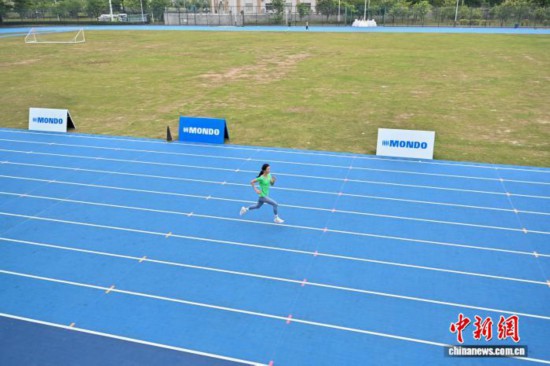 圖為運動員在訓練基地田競場內訓練。中新社記者 陳驥旻 攝