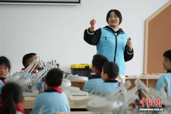 研學老師在傳授考古知識。劉鴻鶴 攝