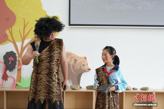 11月3日，來自東至縣至德小學的學生在華龍洞史前戲劇研學精品課上與老師進行互動。劉鴻鶴 攝