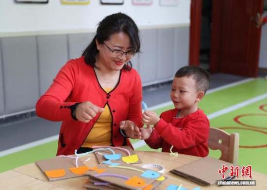 11月5日，小朋友在銀川市金鳳區湖畔嘉苑西區社區黨群服務中心的“寶寶屋”里快樂玩耍。近年來，銀川市積極構建高質量托育服務體系，著力打造“15分鐘托育服務圈”，將“寶寶屋”廣泛嵌入社區之中，讓居民不出遠門，就能享受到便捷、安心的托育服務。中新社記者 于晶 攝