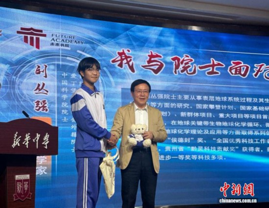 劉叢強院士與學生合影。(天津大學 供圖)