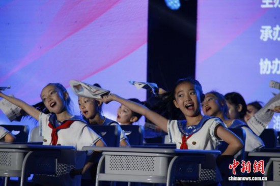 圖為活動現場的課桌舞展示。陳宗淇 攝