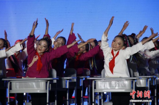 圖為活動現場的課桌舞展演。陳宗淇 攝